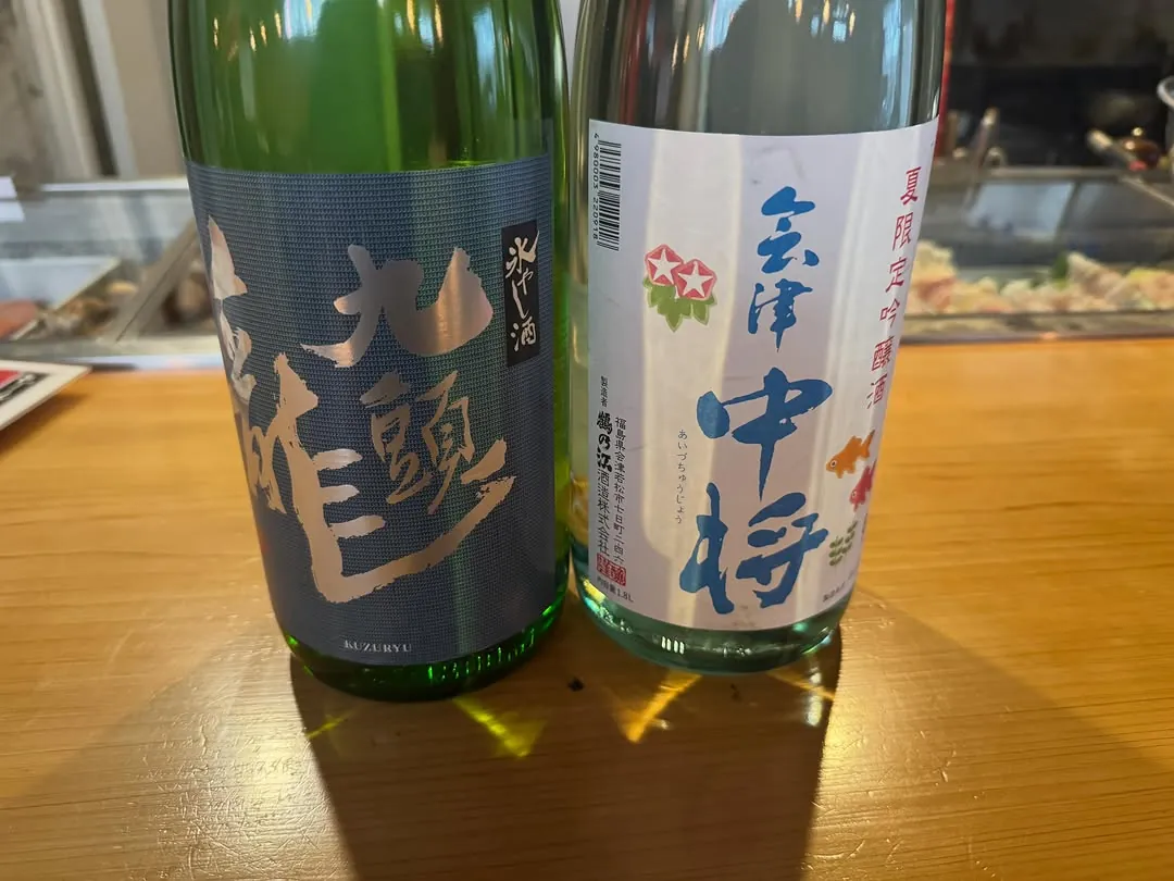 カウンターに並ぶ季節の日本酒